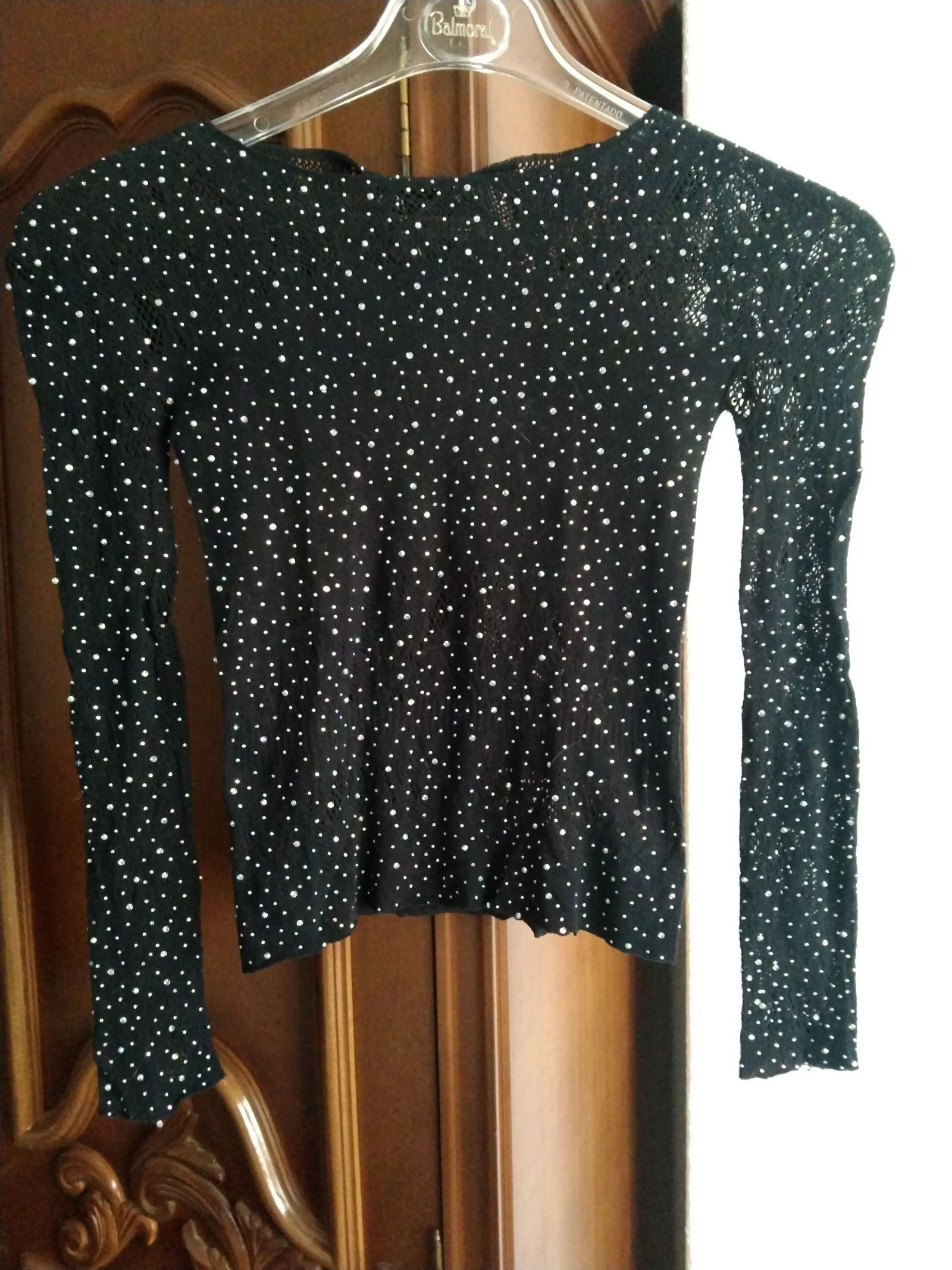 Camiseta negra de malla con pedrería 